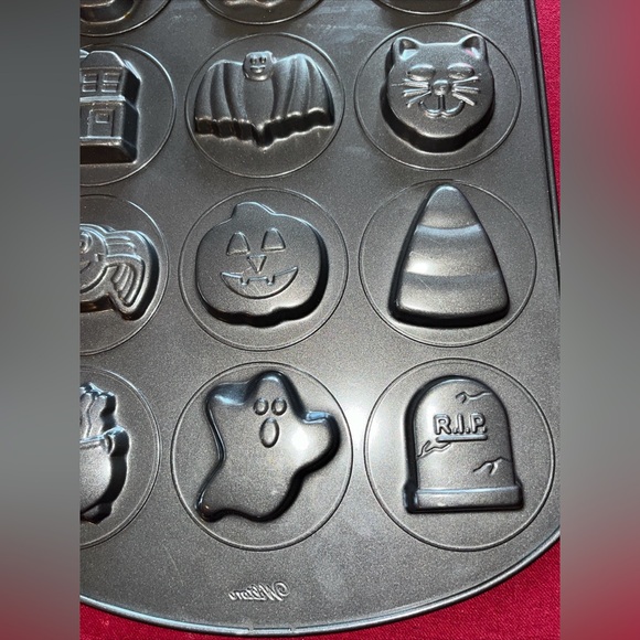 Halloween WILTON Cookie Candy Pan, 12 Round Cavity Baking Designs Bat Ghost Cat - Picture 8 of 8